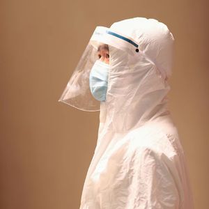 肥婆脱裤子让小伙捅
