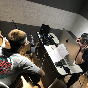 肥婆脱裤子让小伙捅
